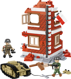 Un set de bloques de construcción de juguete que muestra una casa de ladrillo rojo y blanco con ventanas, un tanque color arena y dos pequeñas figuras de soldados con rifles, dispuestos sobre un fondo blanco liso.